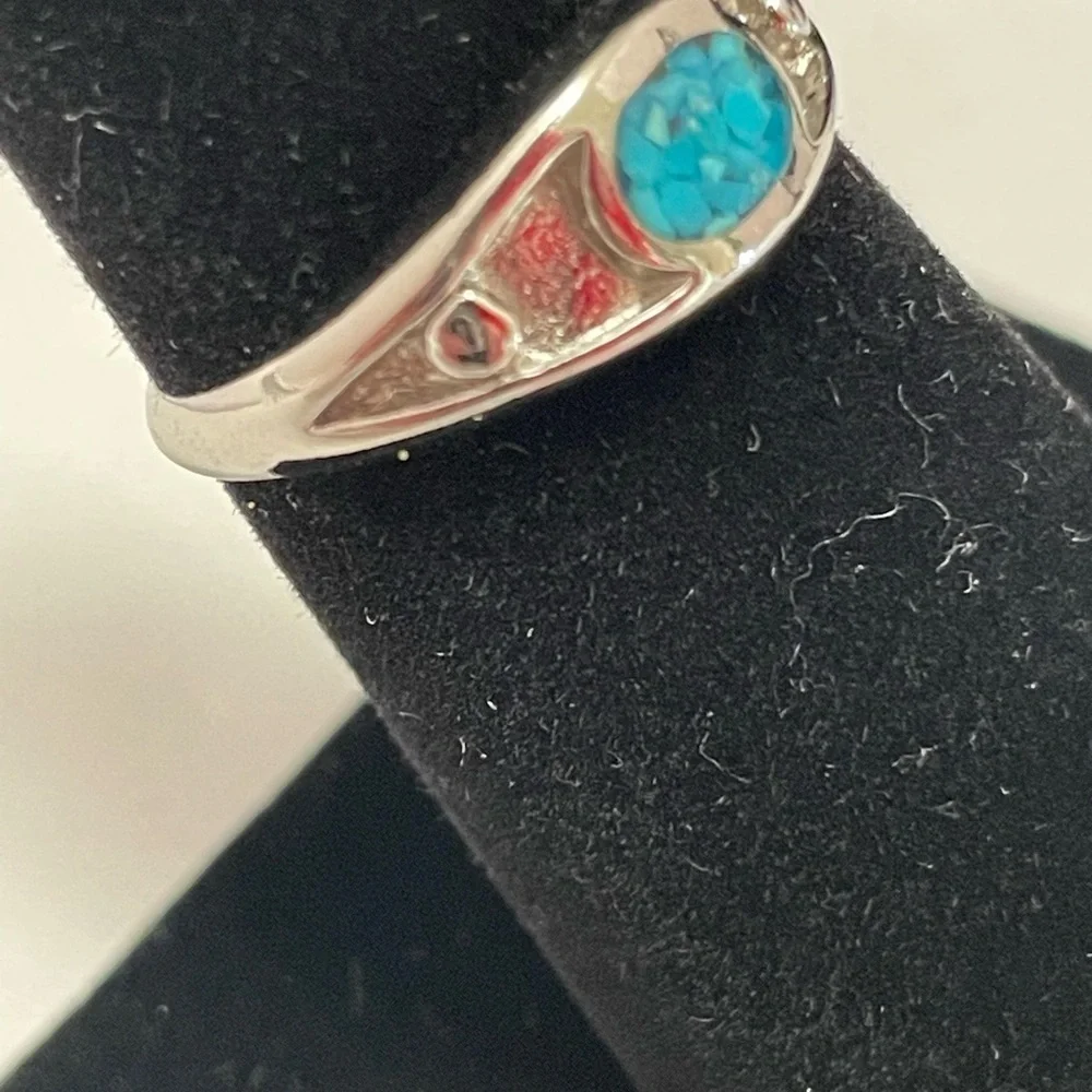 Elegant Silver Tone Ring with Blue Gemstone Chips Size 6